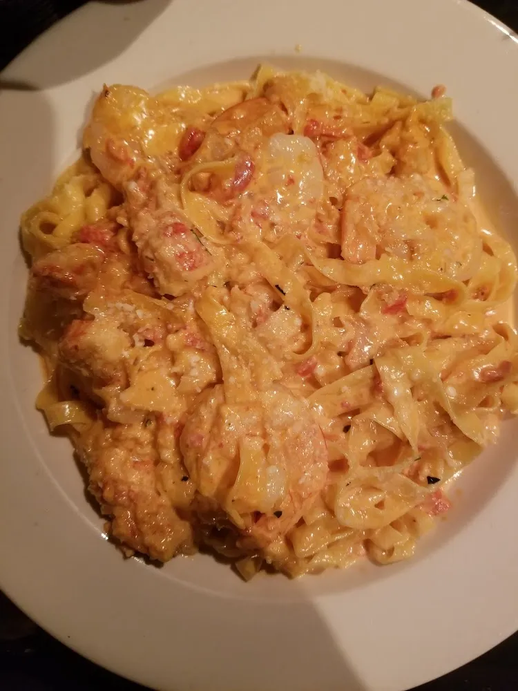 Fettuccini with Shrimp and Lobster Meat in Creamy Alfredo Sauce